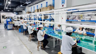 提携工場で検品・組み立てを行う作業員