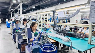 提携工場でケーブルを加工する作業員