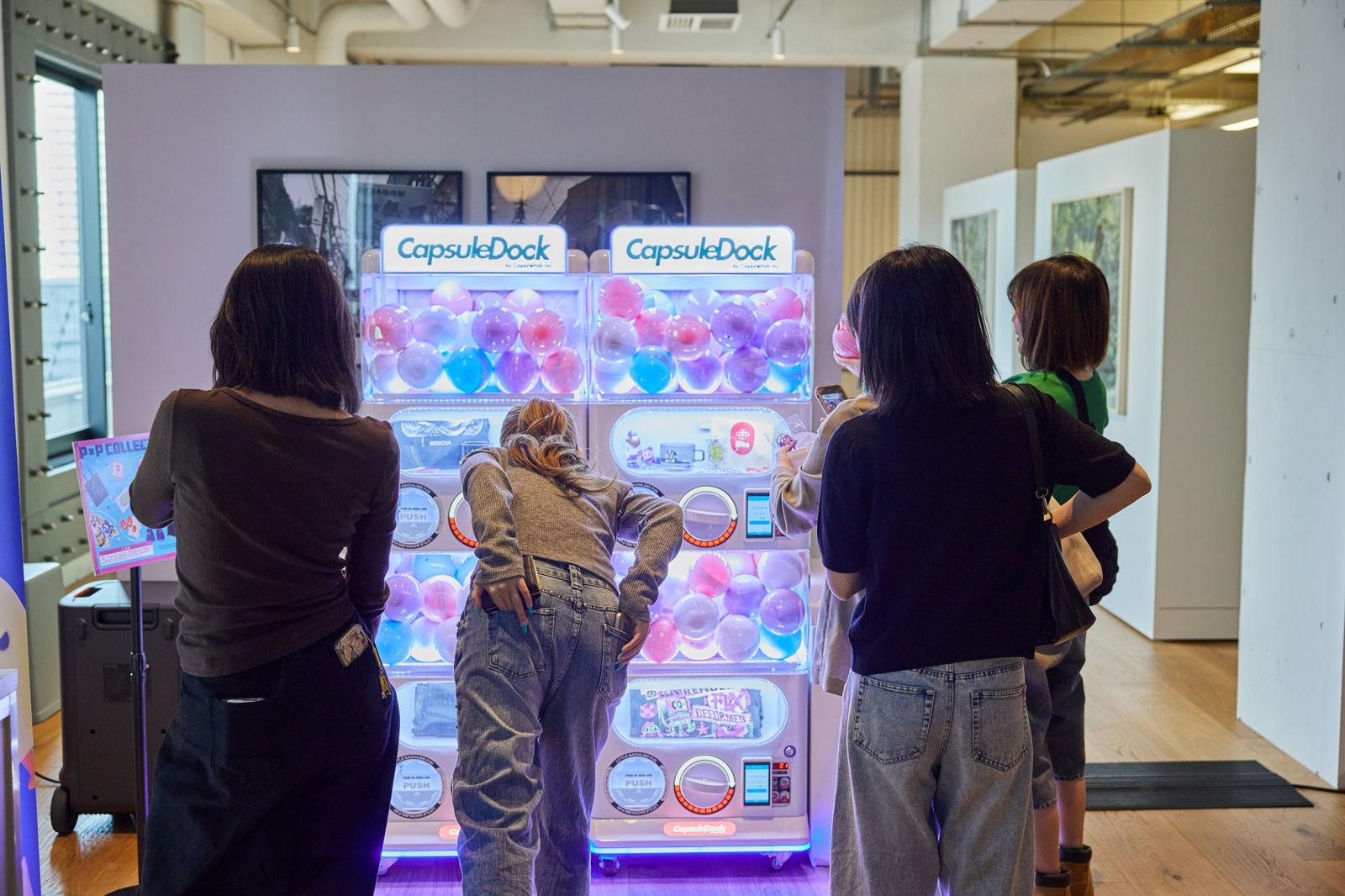 Capsule Dockの前に集まって中身を覗き込む来場者たち