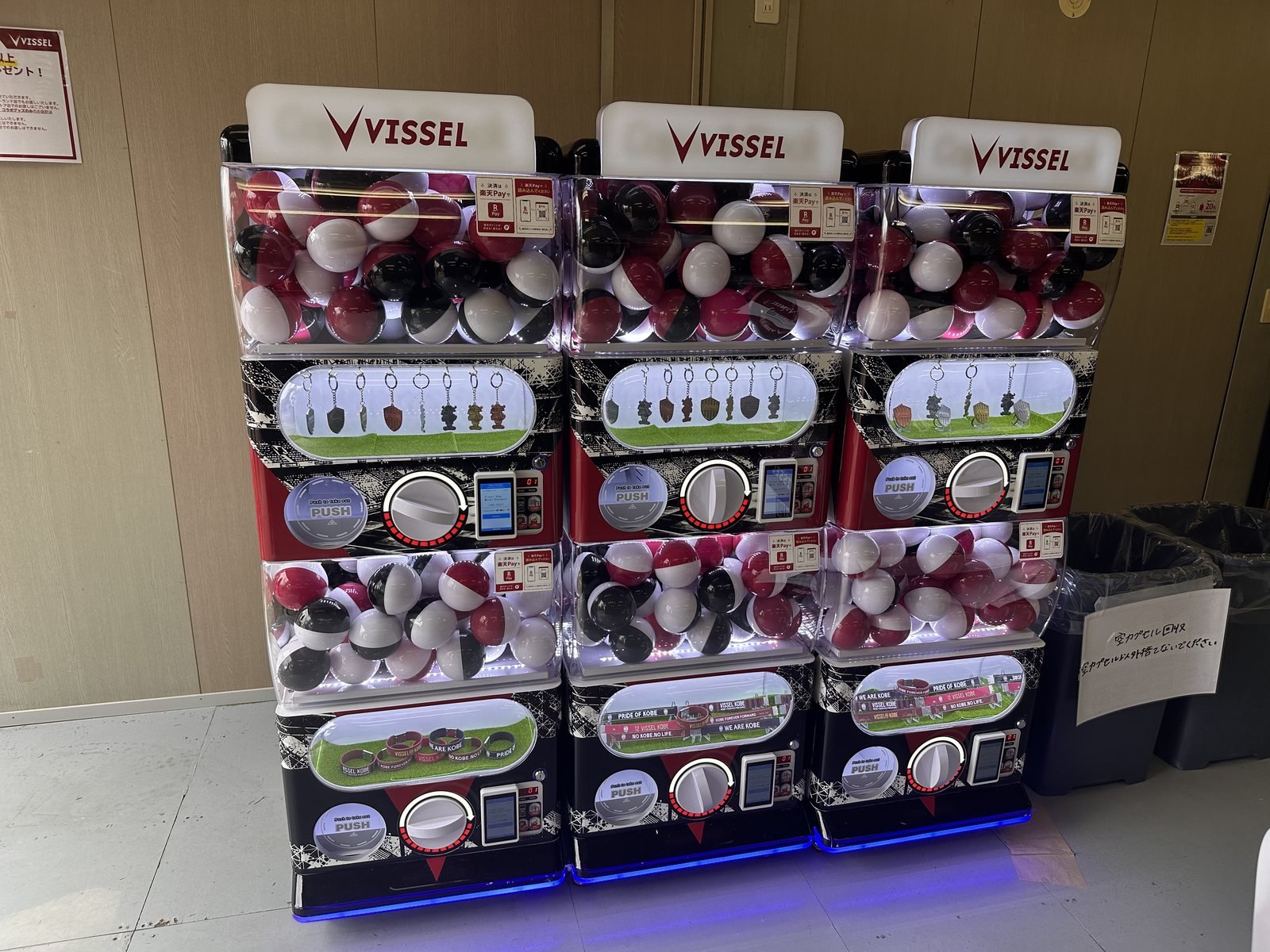 ノエビアスタジアム神戸に設置したヴィッセル神戸仕様のCapsule Dock 3台