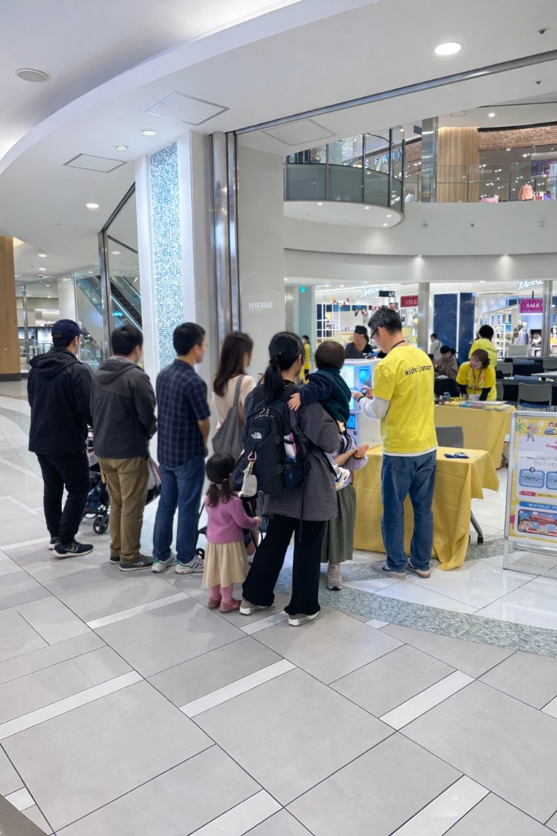 商業施設のイベントスペースに設置したCapsule Dock。来場者が順番を待って並んでいる様子